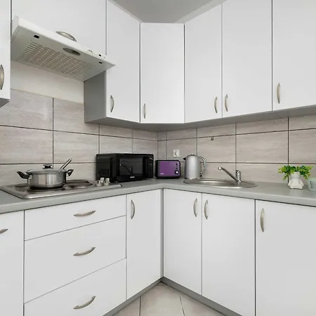Functional With 2 Bedrooms And Balcony By Renters *